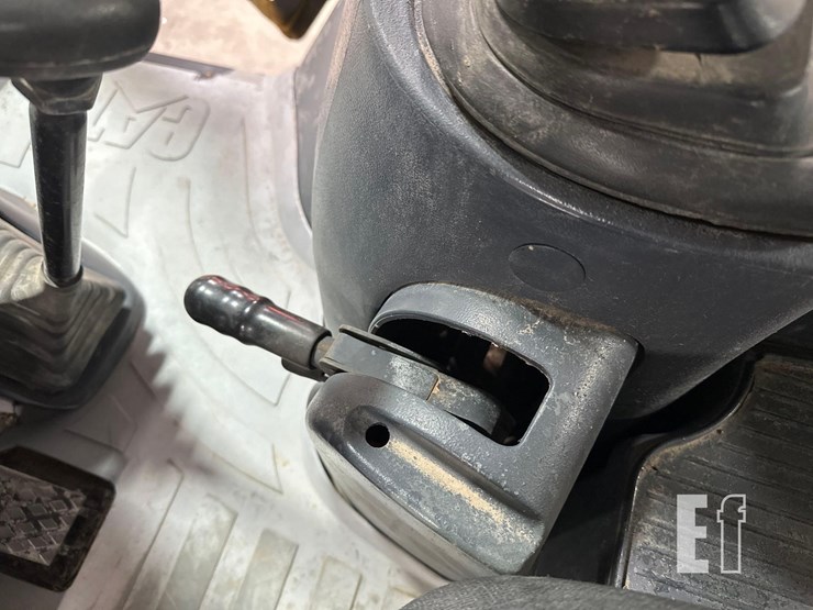 2001-caterpillar-420d-image-26