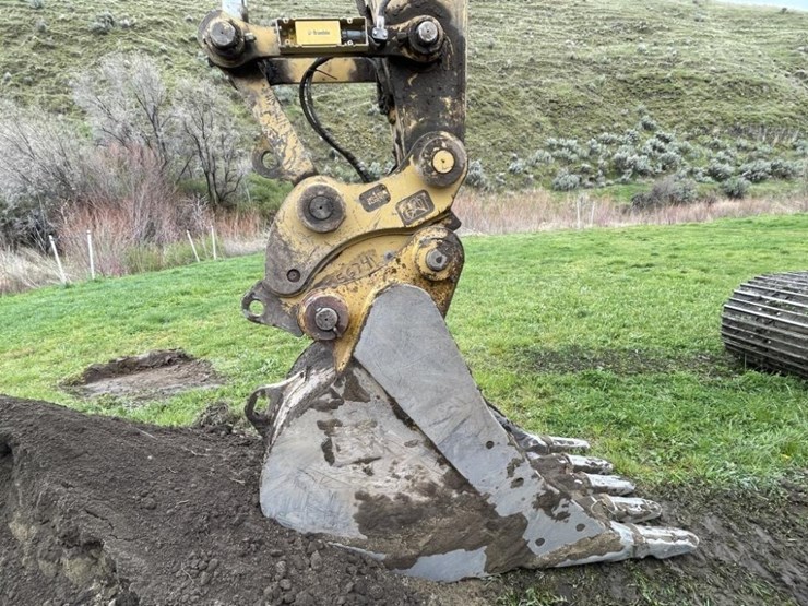 2013-caterpillar-320e-image-11