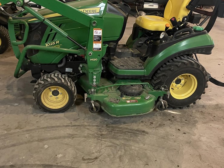 2017-john-deere-1025r-image-1