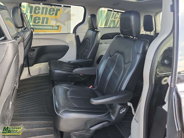 2017-chrysler-pacifica-image-19