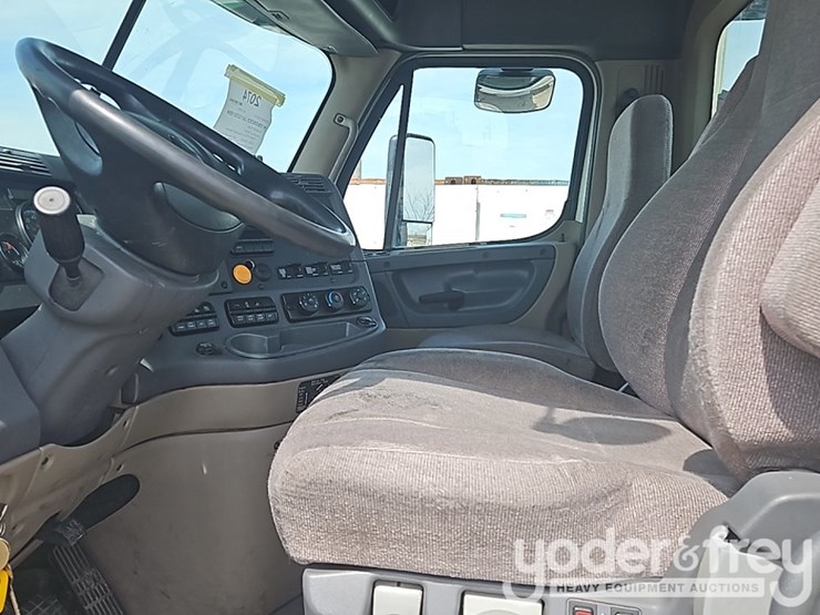 2017-freightliner-cascadia-113-image-33