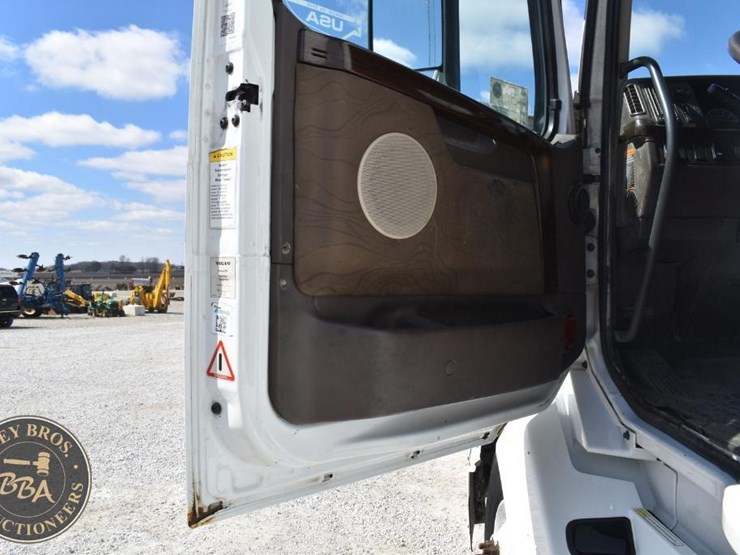 2015-volvo-vnl64t670-image-29