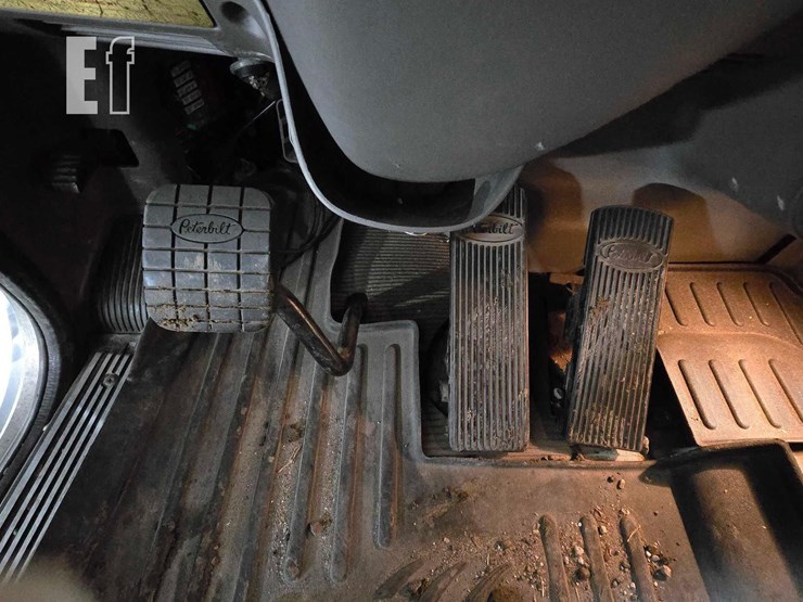 2013-peterbilt-384-image-11