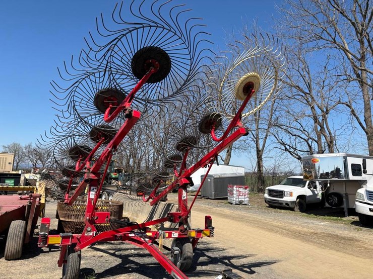 massey-ferguson-v-12-wheel-rake-image-2