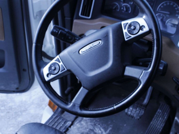 2019-freightliner-cascadia-126-image-10