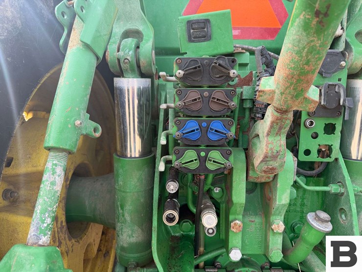 2011-john-deere-8310r-image-23