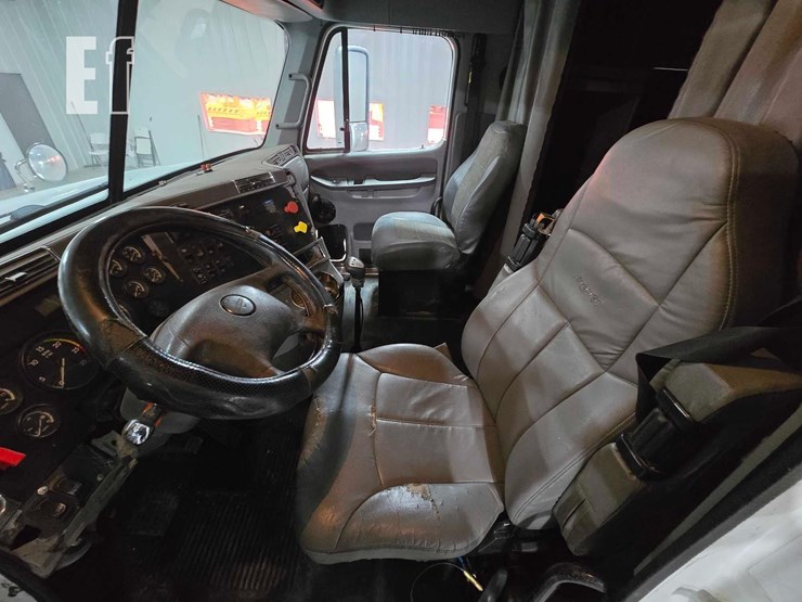 2009-freightliner-columbia-120-image-9