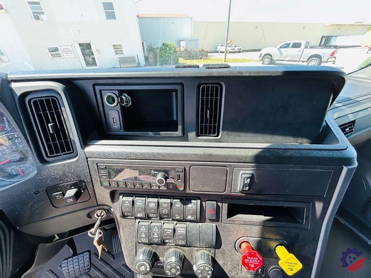 2024-international-lt62f-t/a-truck-tractor-image-107