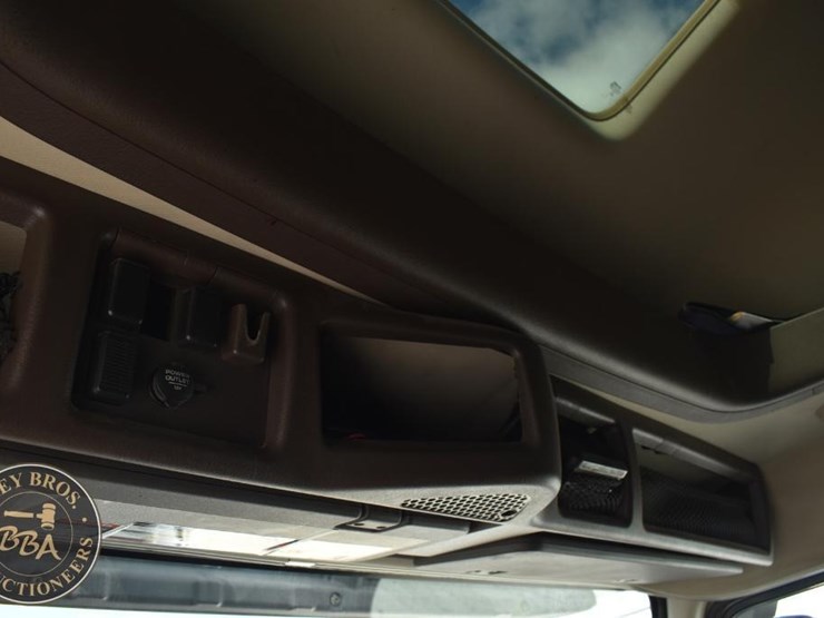 2015-volvo-vnl64t670-image-38