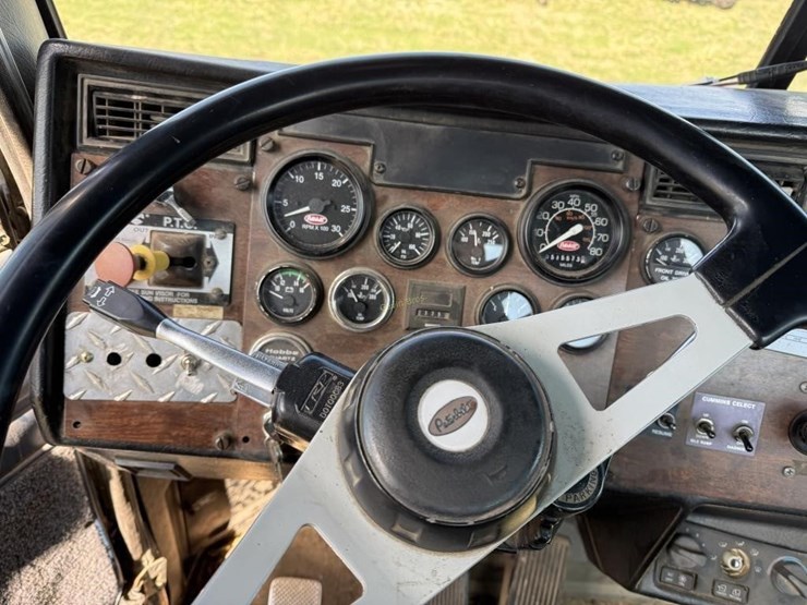 1996-peterbilt-385-image-19