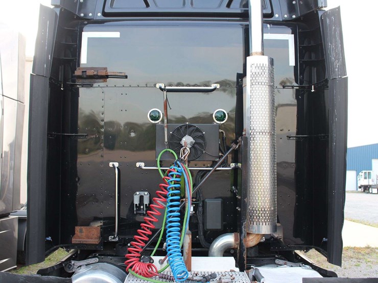 2019-peterbilt-579-image-14