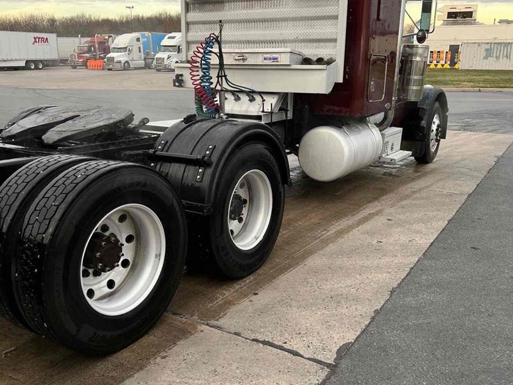 2000-peterbilt-379-image-3