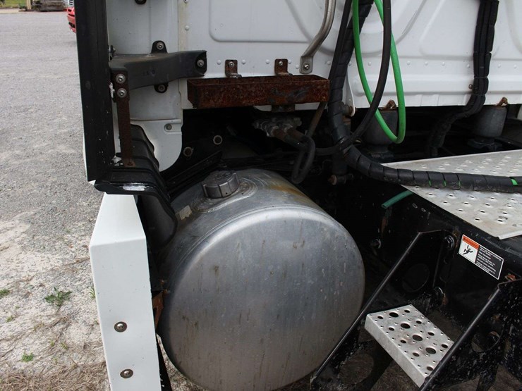 2019-freightliner-cascadia-126-image-26