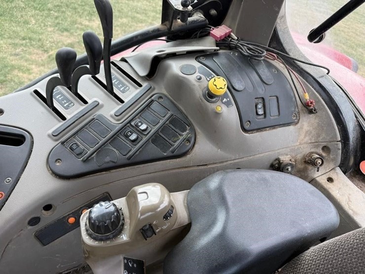 2014-case-ih-mx140-mfwd-tractor-image-24