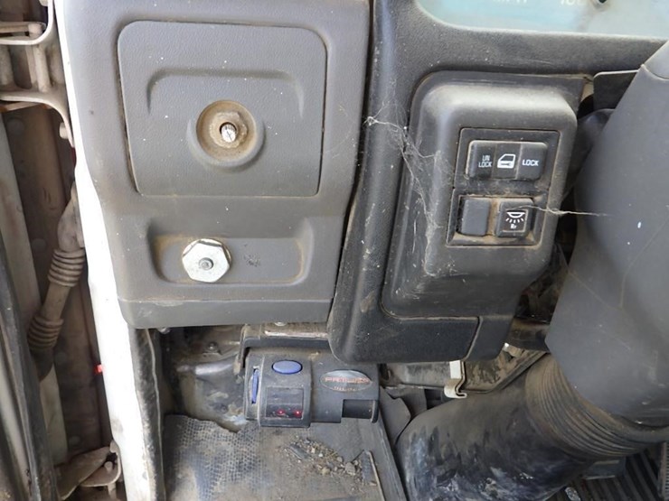 2005-isuzu-nqr-image-28