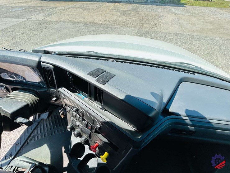 2024-international-lt62f-t/a-truck-tractor-image-100