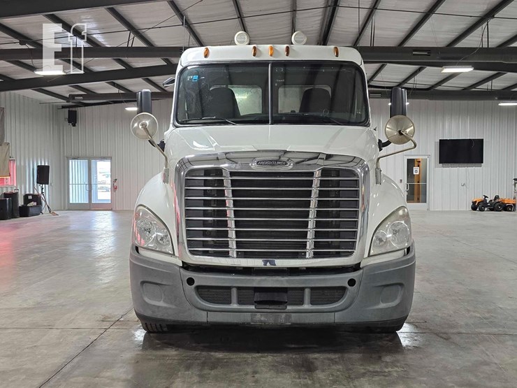 2014-freightliner-cascadia-125-image-7