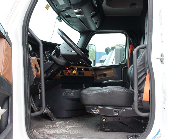 2019-freightliner-cascadia-126-image-20