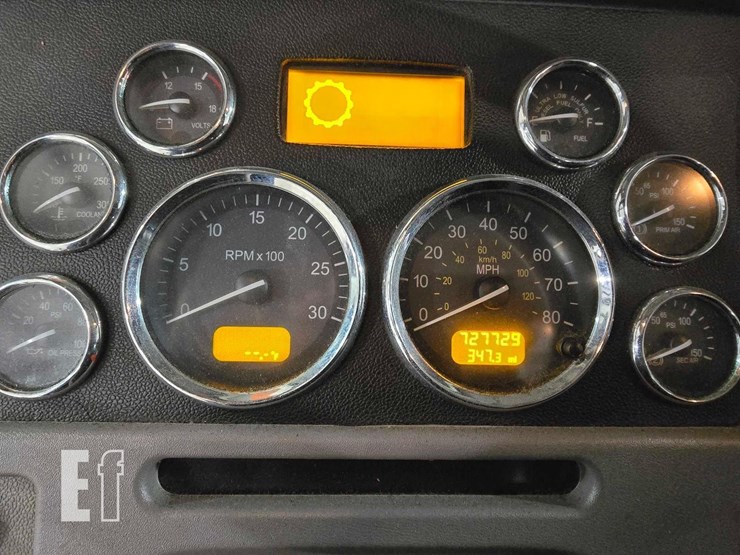 2013-peterbilt-384-image-12