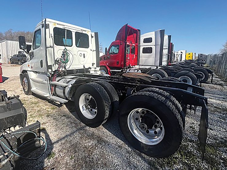 2018-freightliner-cascadia-125-image-2