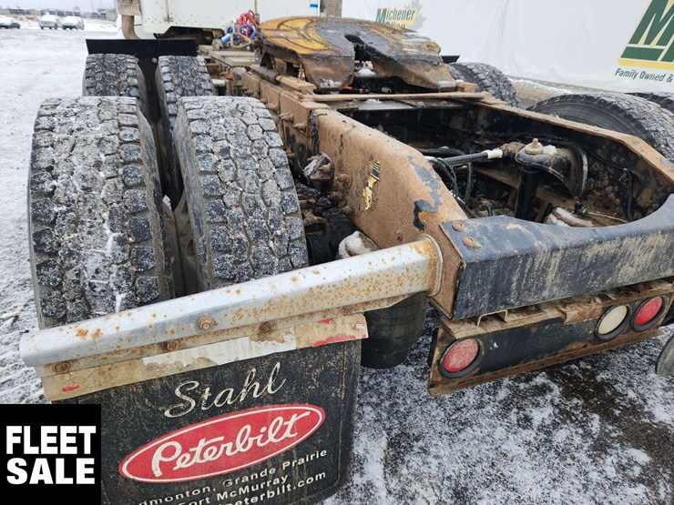 2015-peterbilt-367-image-40