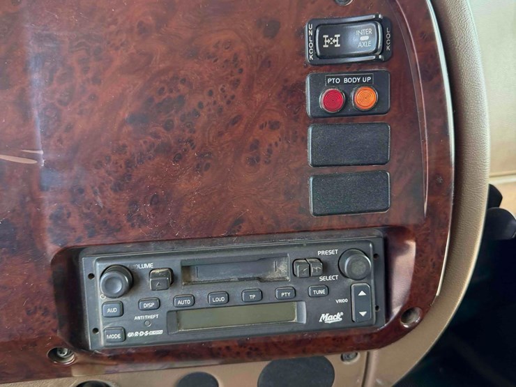 2007-mack-granite-gu713-image-31