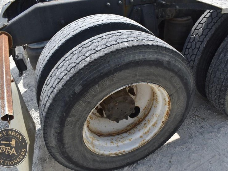 2005-peterbilt-385-image-27