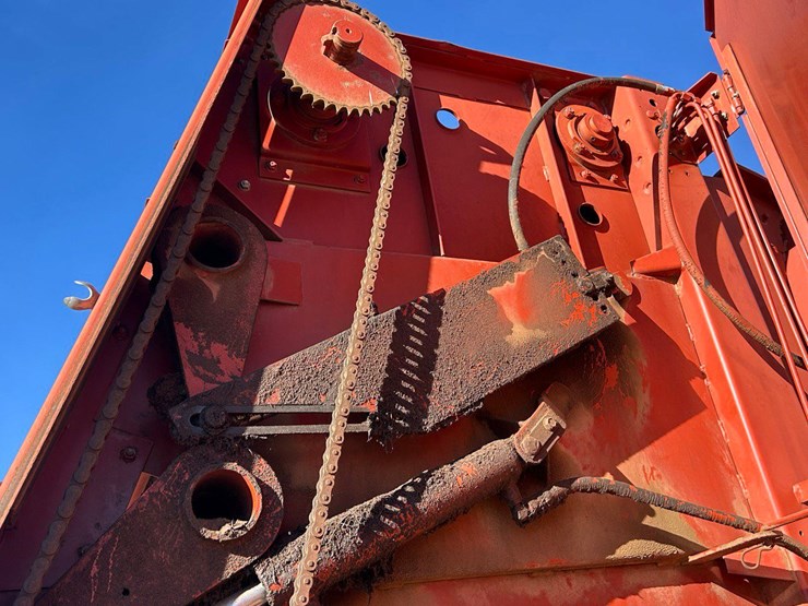 hesston-560-image-10