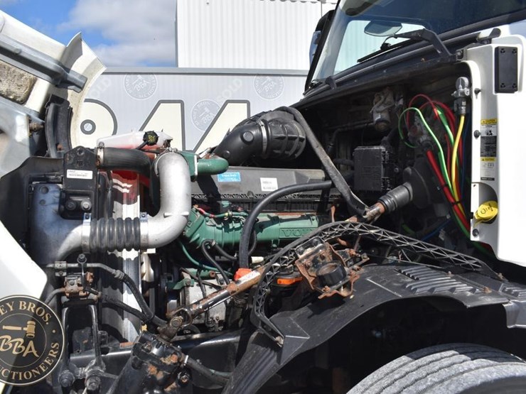 2015-volvo-vnl64t670-image-22