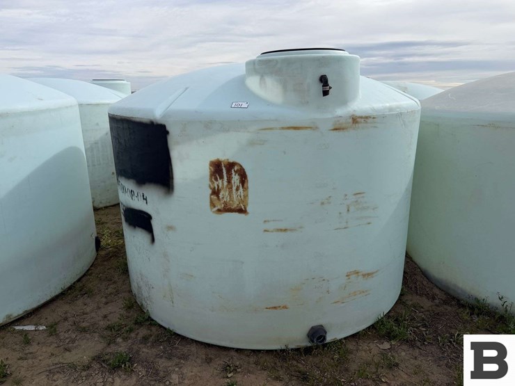 1550-gallon-round-poly-fertilizer-tank-image-1
