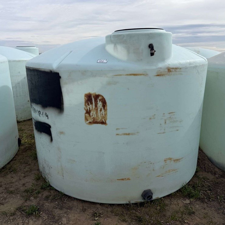 1550 Gallon Round Poly Fertilizer Tank