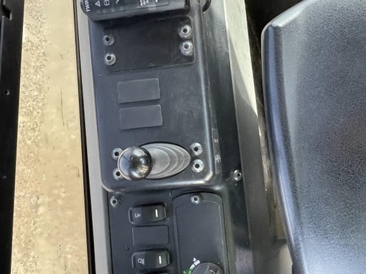 2021-caterpillar-d2-image-28