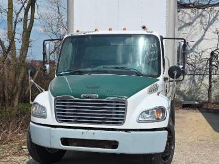 2004-freightliner-m2-106-image-1