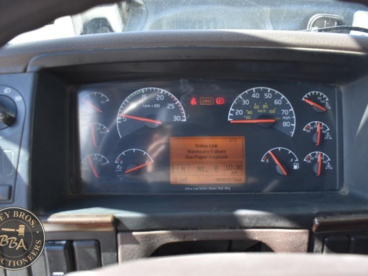 2015-volvo-vnl64t670-image-35