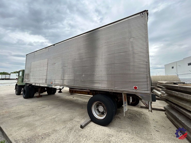 antique-bullnose-28ft-s/a-pup-trailer-image-4