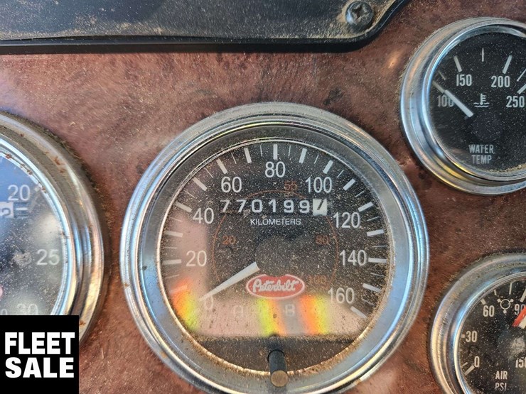 2005-peterbilt-385-image-11