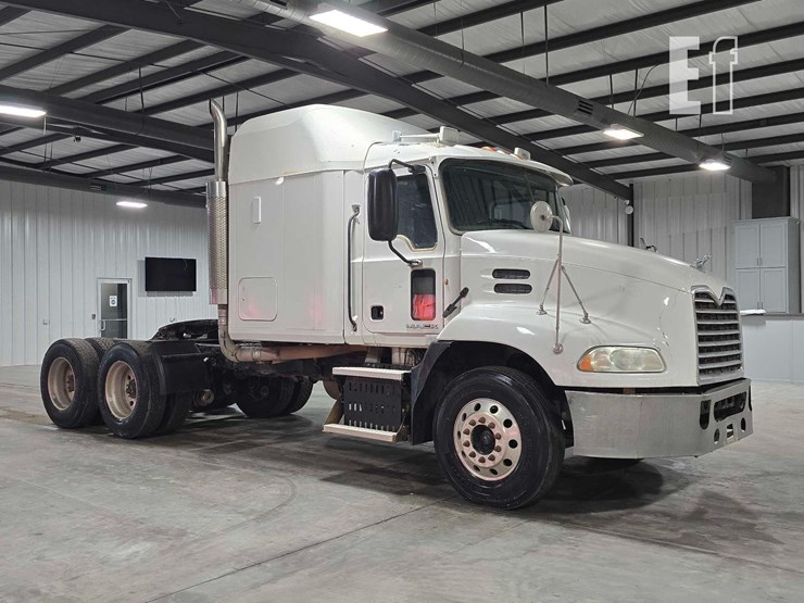 2010-mack-pinnacle-cxu613-image-2