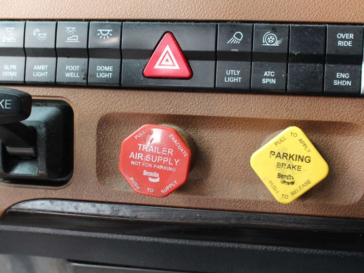 2019-freightliner-cascadia-126-image-40