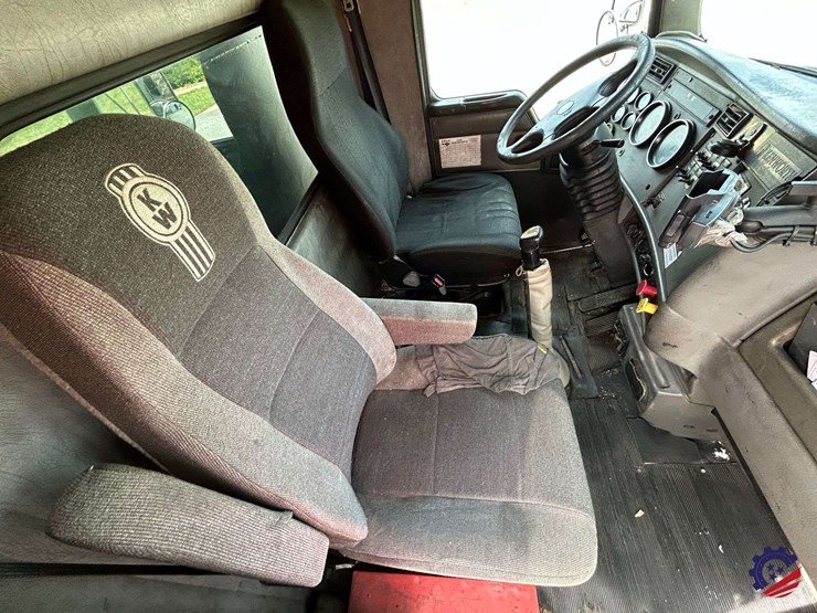 2005-kenworth-t300-image-86