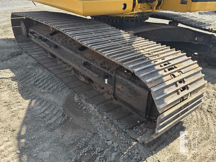 2019-caterpillar-320-image-36