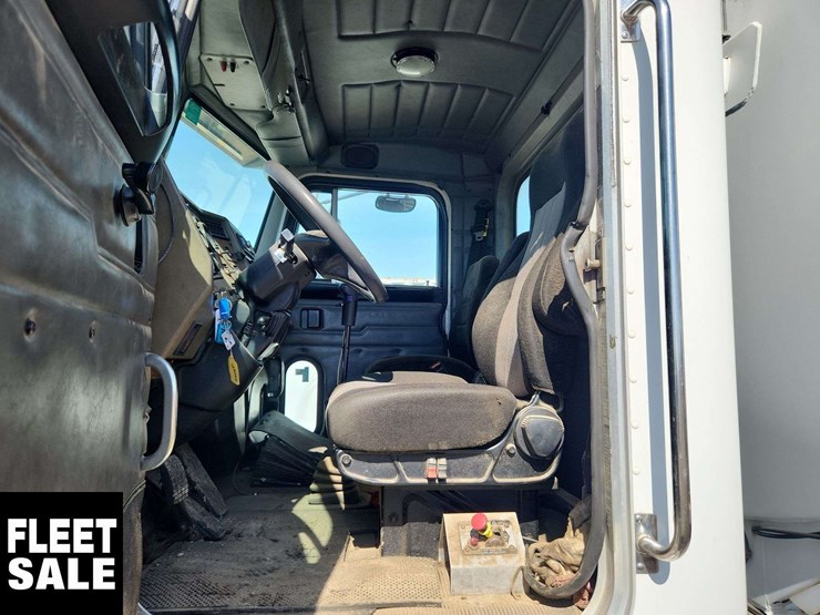 2004-peterbilt-330-image-21