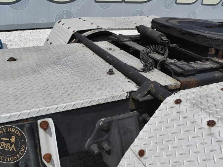 2005-peterbilt-385-image-18