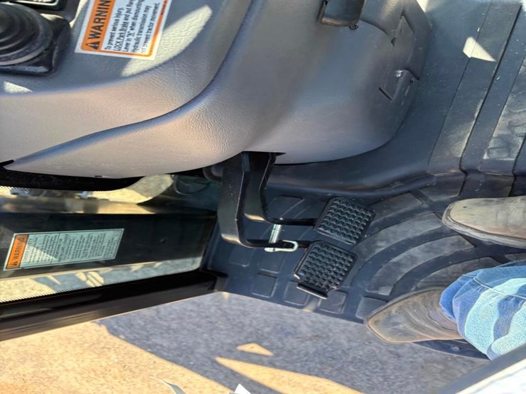 new-holland-t2320-image-23