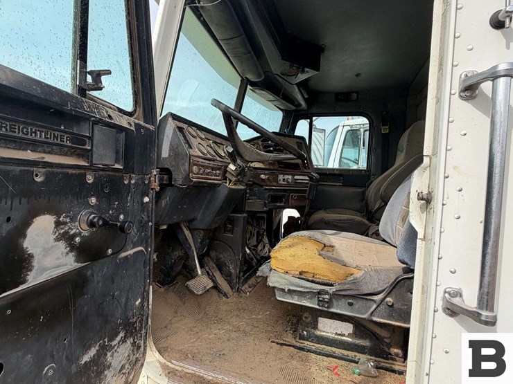 freightliner-tank-truck---non-running-truck-image-3