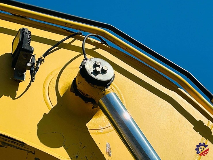 2015-komatsu-pc210-lc-image-45