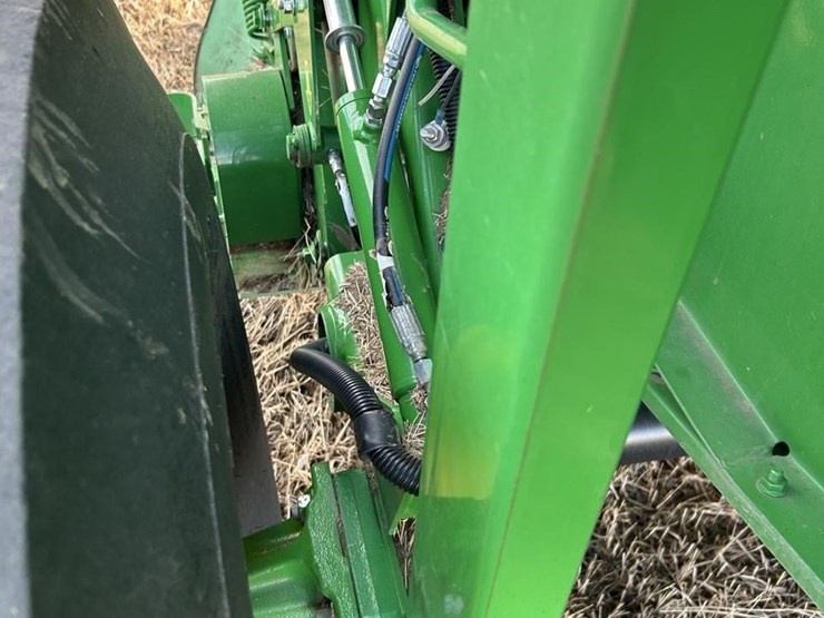 2019-john-deere-560m-image-33