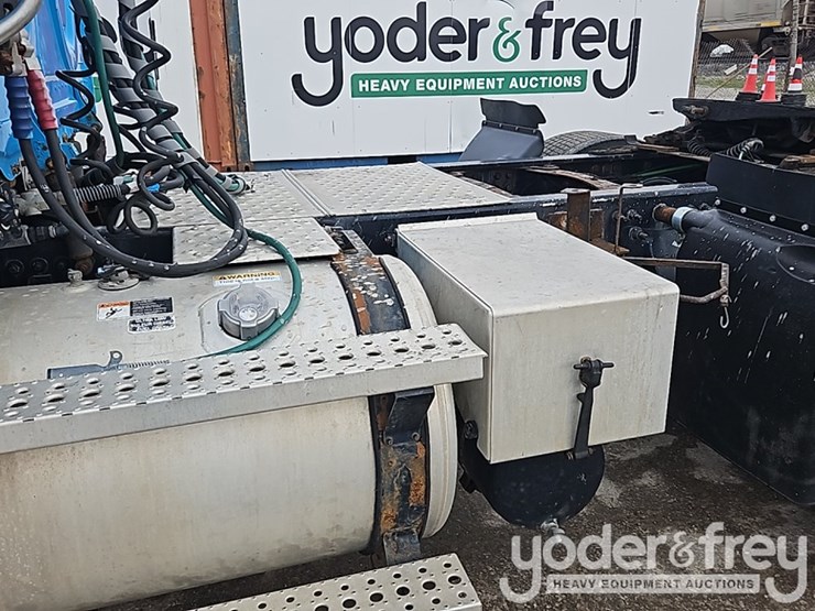 2016-freightliner-cascadia-113-image-17