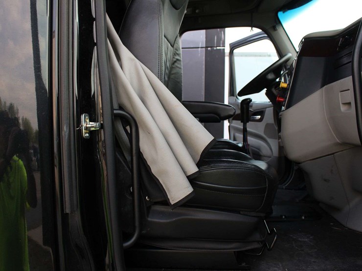 2019-peterbilt-579-image-19