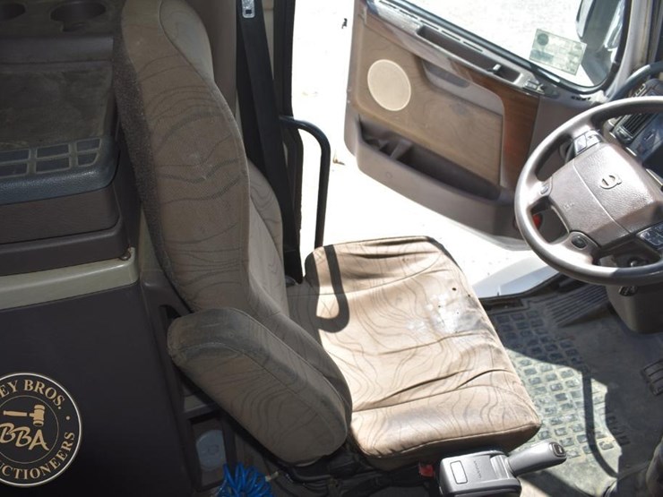 2015-volvo-vnl64t670-image-52