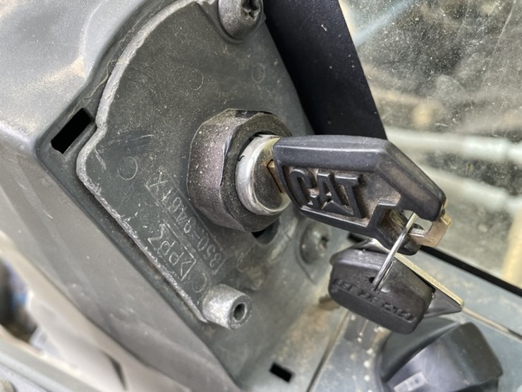 2013-caterpillar-320e-image-34